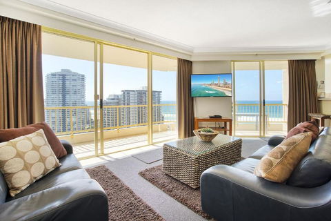 Retro Main Beach Hidden Gem With Waterfront Views - Accommodation Gold Coast 2