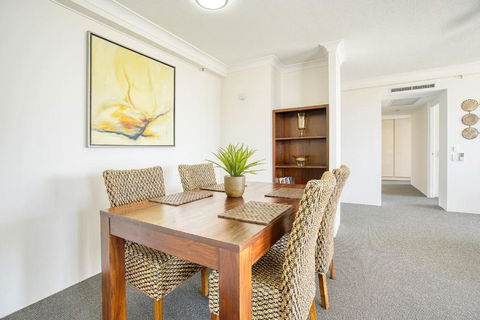 Retro Main Beach Hidden Gem With Waterfront Views - Accommodation Gold Coast 3