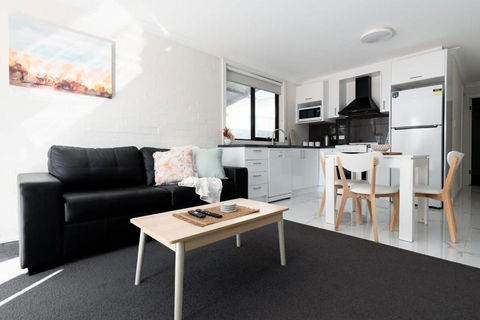 Riverside Gem With Parking And WiFi - Accommodation Gold Coast 0