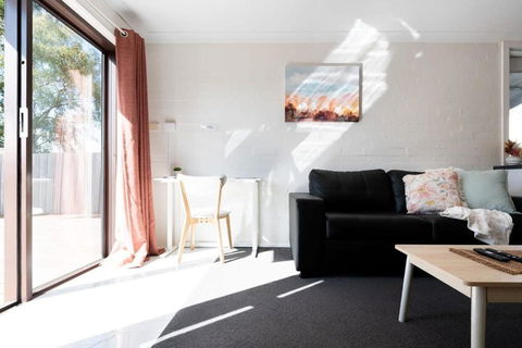Riverside Gem With Parking And WiFi - Accommodation Gold Coast 1
