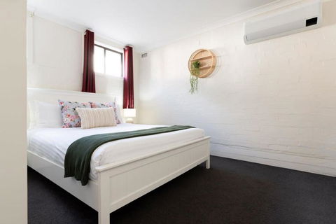 Riverside Gem With Parking And WiFi - Accommodation Gold Coast 2