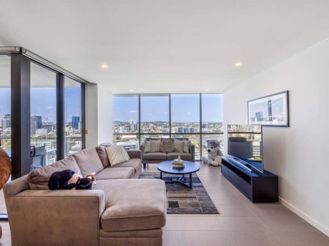 Riverview 2BR Delicate Apt, 1min To Train Station - Accommodation Gold Coast 1