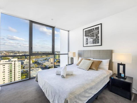 Riverview 2BR Delicate Apt, 1min To Train Station - Accommodation Gold Coast 3