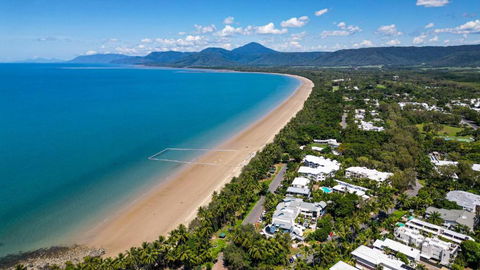 Resort-style Swim Out - A Poolside Oasis - Accommodation Gold Coast 3