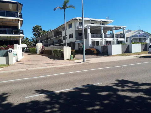 Residential Two-bedroom Unit On The Strand, Self-check In, Wi-fi - Accommodation Gold Coast 3
