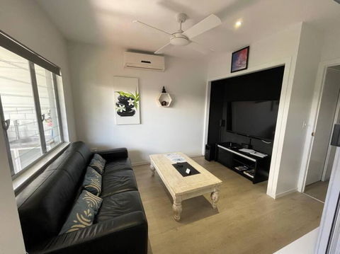 Relax At Trinity Beach Getaway, Blue Lagoon, Trinity Beach - Accommodation Gold Coast 2