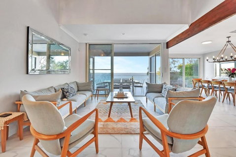Royal Retreat Peaceful Lakefront - Accommodation Gold Coast 1