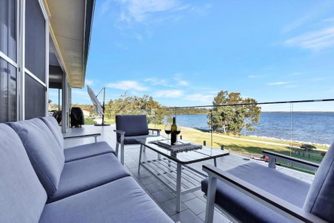 Royal Retreat Peaceful Lakefront - Accommodation Gold Coast 0
