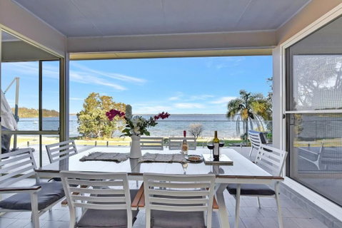 Royal Retreat Peaceful Lakefront - Accommodation Gold Coast 2