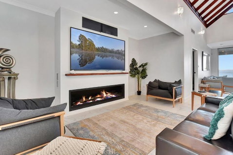Royal Retreat Peaceful Lakefront - Accommodation Gold Coast 3