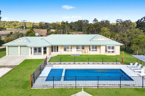 Roads End With Games Barn Ponies Alfresco Dining - Accommodation Gold Coast 0