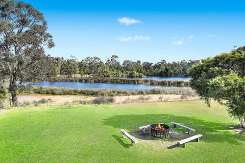 Roads End With Games Barn Ponies Alfresco Dining - Accommodation Gold Coast 3