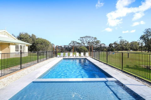 Roads End With Games Barn Ponies Alfresco Dining - Accommodation Gold Coast 1