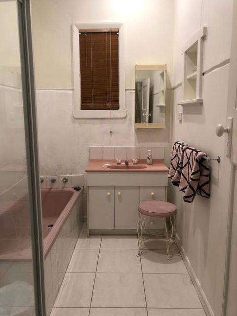 Room Near Caulfield Racecourse - Gold Coast 4U 2