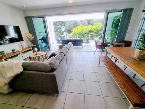 Rosalynda- Luxury Beachfront 3 BR Townhouse - Accommodation Gold Coast 3