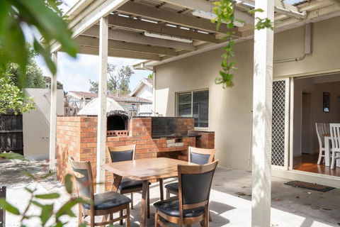 Rosebud Reset - A Beachside Group Getaway - Gold Coast 4U 0