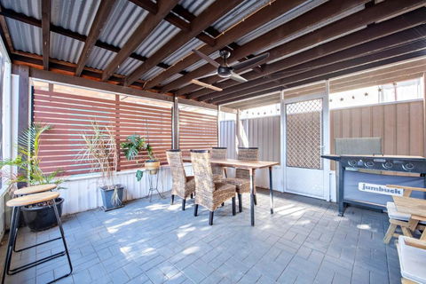 Rosewood Cottage - Stroll To Central, Cosy Escape - Accommodation Gold Coast 3