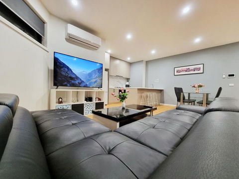 Rosie Townhouse - Modern Home In Sunshine - Accommodation Gold Coast 1