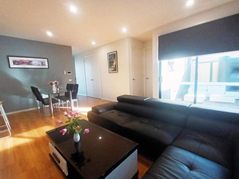 Rosie Townhouse - Modern Home In Sunshine - Accommodation Gold Coast 3