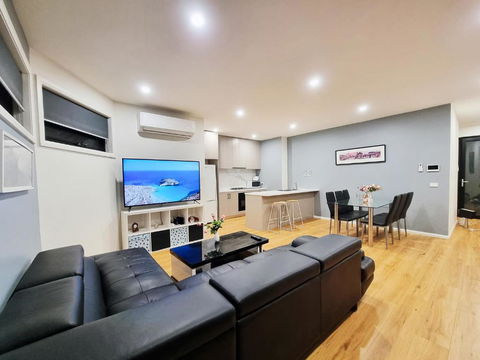 Rosie Townhouse - Modern Home In Sunshine - Accommodation Gold Coast 2