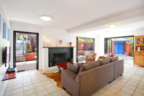 Ross Cres Spacious Private Beach House - Accommodation Gold Coast 1
