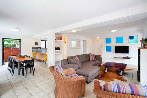 Ross Cres Spacious Private Beach House - Accommodation Gold Coast 2
