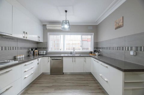 Roycox Cottage - Charming Escape, Fireplace - Accommodation Gold Coast 2