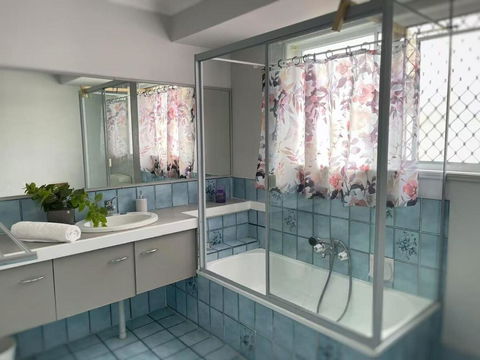 Runaway Bay Family Haven With 4beds - Accommodation Gold Coast 2
