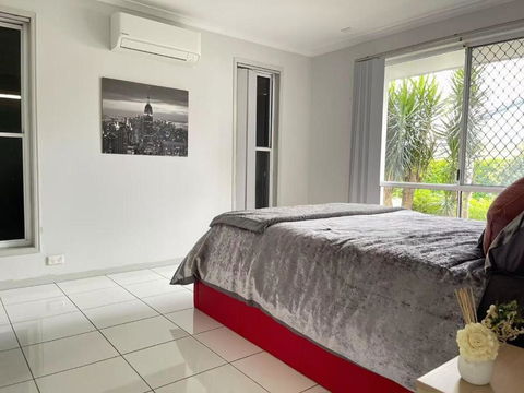 Runaway Bay Family Haven With 4beds - Accommodation Gold Coast 3