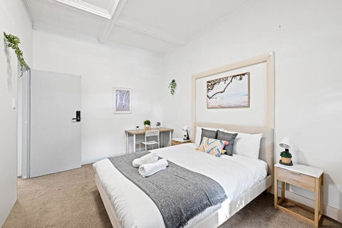 Rustic Queen Room - Seconds To Stores & Eateries - Shared Bathroom - Accommodation Gold Coast 1