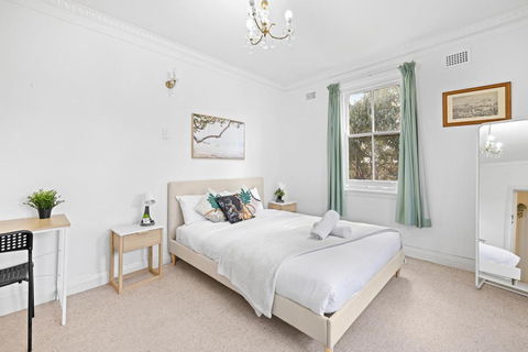 Rustic Queen Room - Seconds To Stores & Eateries - Shared Bathroom - Accommodation Gold Coast 2