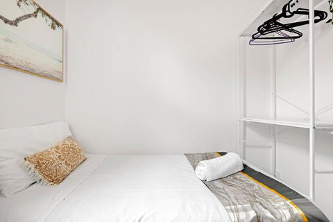Rustic Single Room - Central Spot At Kengsinton - Shared Bathroom - Gold Coast 4U 2