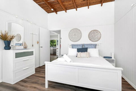 Sally Beach House With Ocean Views - Accommodation Gold Coast 2