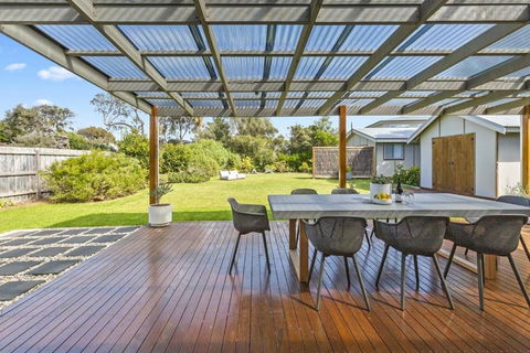 Salt Air Beach Retreat - 280m Walk To Foreshore, Check Out 5pm Sunday! - Accommodation Gold Coast 2