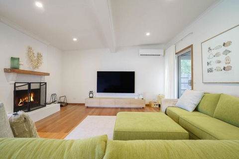 Salt Air Beach Retreat - 280m Walk To Foreshore, Check Out 5pm Sunday! - Accommodation Gold Coast 3