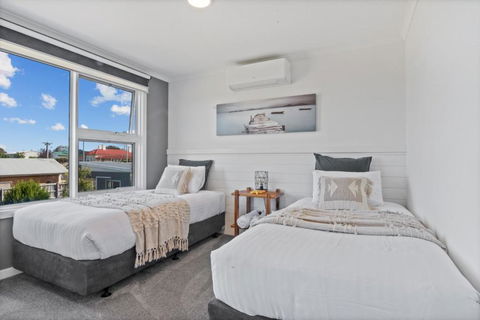 SALTAIR Beach House Right In Town - Accommodation Gold Coast 2