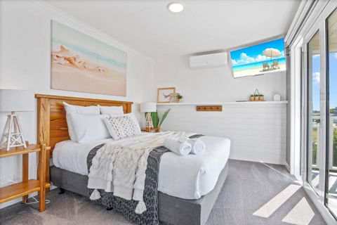 SALTAIR Beach House Right In Town - Accommodation Gold Coast 1