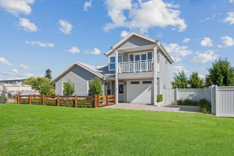 SALTAIR Beach House Right In Town - Accommodation Gold Coast 0