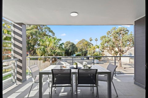 Saltwater Escape - Contemporary Seaside Stunner - 1 Gold Coast 3