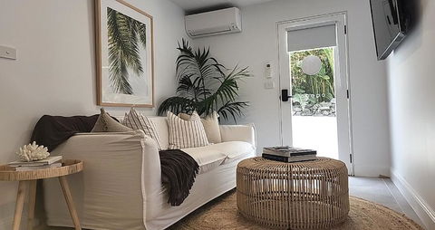 SALTY PALMS -Seaside Studio Apartment - Accommodation Gold Coast 3