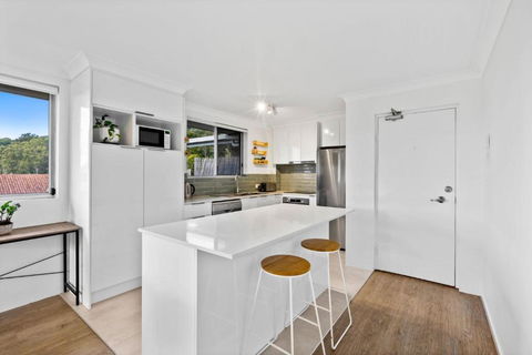 Salty Sea Breeze Apartment 500m To Waters Edge - Accommodation Gold Coast 1