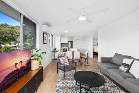 Salty Sea Breeze Apartment 500m To Waters Edge - Accommodation Gold Coast 0