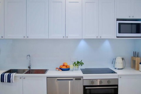 SALTY SNOOZE - Your Coastal Holiday House - 1 Gold Coast 3