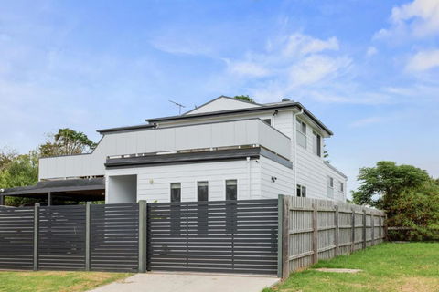 Sanctuary Lodge By Ready Set Stay - BYO LINEN & TOWELS - Accommodation Gold Coast 2