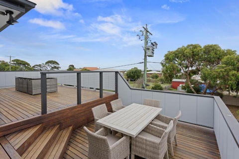 Sanctuary Lodge By Ready Set Stay - BYO LINEN & TOWELS - Accommodation Gold Coast 3