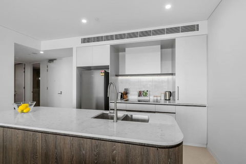 Sailview Escape - A Tranquil Marina Hideaway - 1 Gold Coast 2