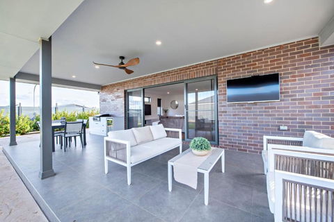 Sandstone - Family Entertainer, Refined Living - Accommodation Gold Coast 2