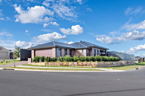 Sandstone - Family Entertainer, Refined Living - Accommodation Gold Coast 3