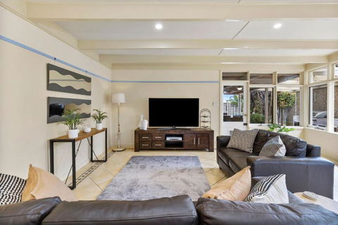 SANDY ANN At Lonnie - Accommodation Gold Coast 2