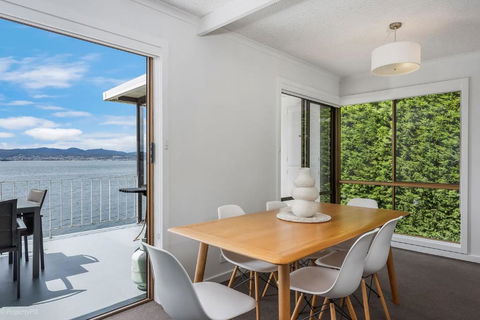 Sandy Bay Waterfront - Gold Coast 4U 1